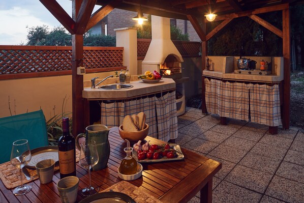 Appartement Design, vue piscine (veranda con cucina all'aperto) | Terrasse/Patio
