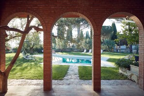 Porch - Le Balze, Appartamenti e Camere in Villa, con Parco e Piscina, alle porte di Perugia (Perugia)