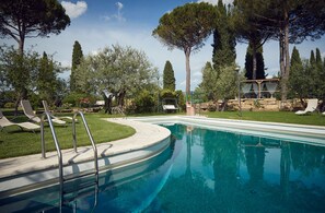 Seasonal outdoor pool, sun loungers - Le Balze, Appartamenti e Camere in Villa, con Parco e Piscina, alle porte di Perugia (Perugia)