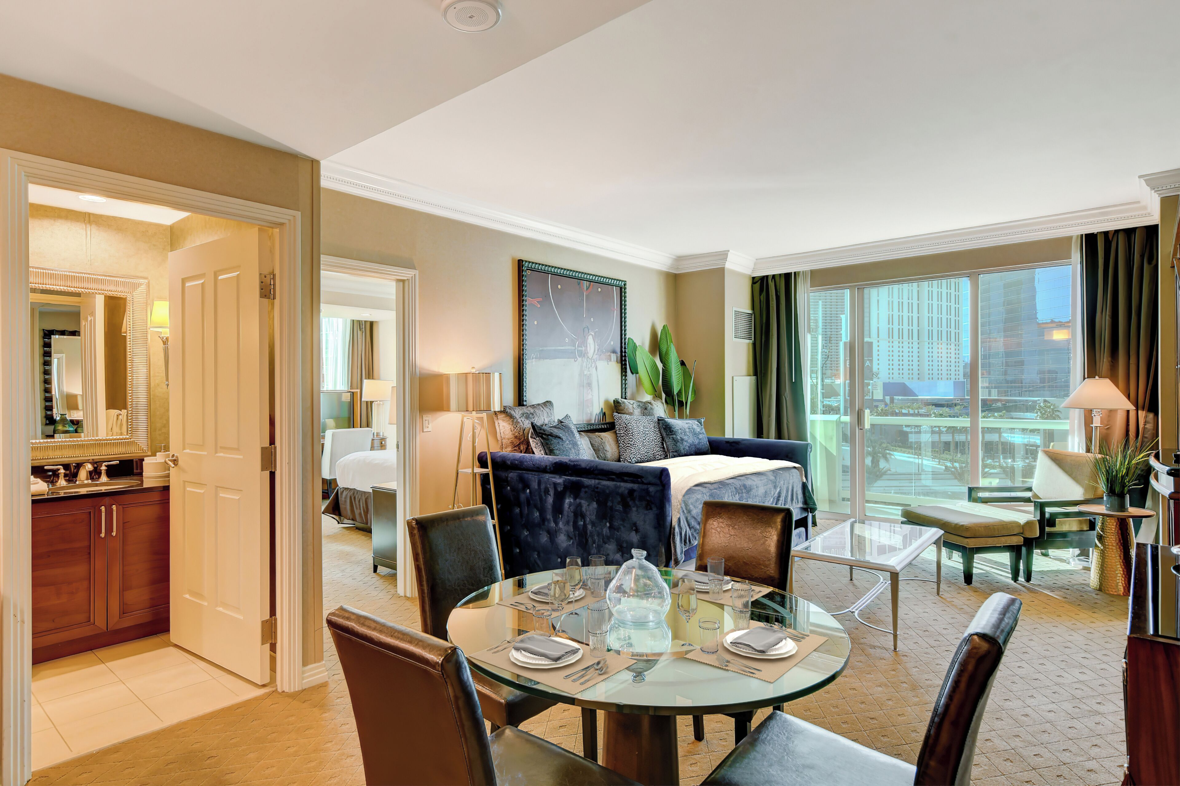 One-Bedroom - Strip View & Balcony | Sala de estar | Televisión de pantalla plana de 42 pulgadas con canales por cable 