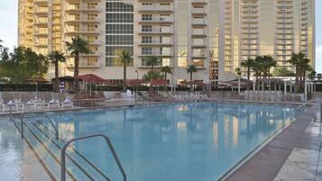 3 piscinas al aire libre, camas de piscina con cargo, sombrillas