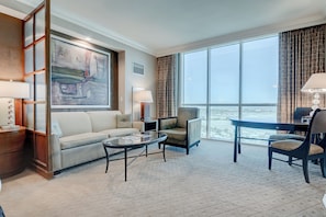 尊荣公寓, 2 间卧室, 阳台, 山景 | 起居区 | 42-英寸纯平电视 （配备有线频道）、电视