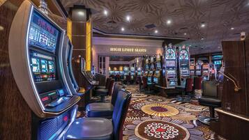 Un casinò con slot machine e un cartello che indica 'High Limit Slots'.