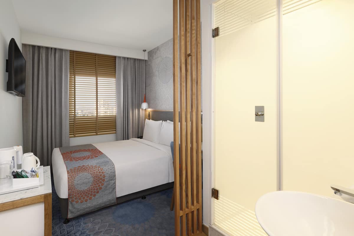 Hypo-allergenic bedding, in-room safe, blackout curtains