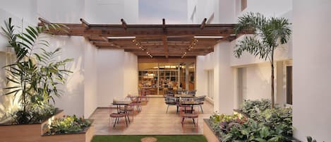 Breakfast, lunch, dinner served; international cuisine, alfresco dining