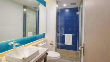 Standard Room, 1 King Bed | Bathroom | Shower, towels