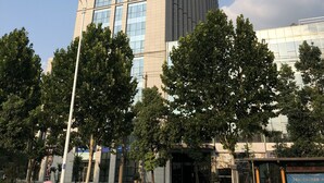 Un edificio alto y moderno con un letrero llamativo en la parte superior.