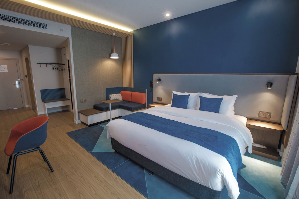 Desk, WiFi (free), bed sheets