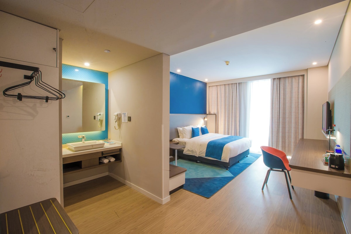 Desk, WiFi (free), bed sheets