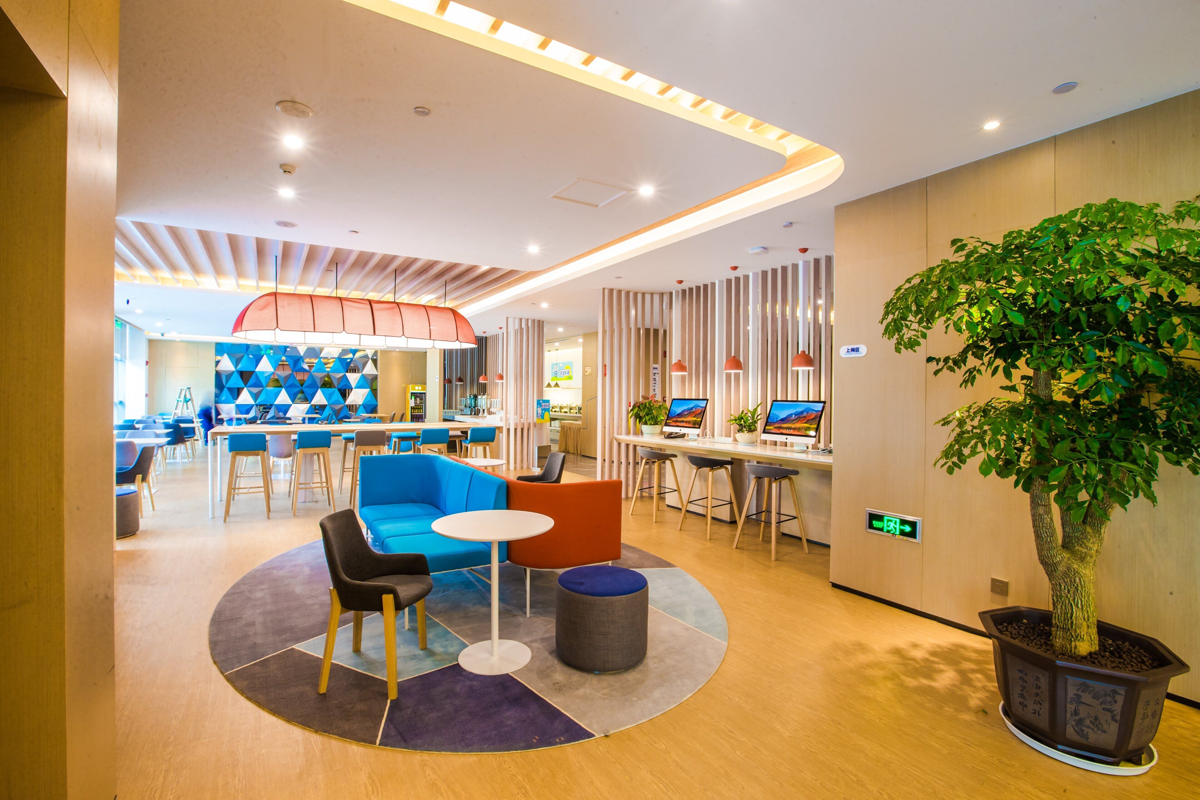 Un área de lounge moderna con asientos, un bar y una recepción.