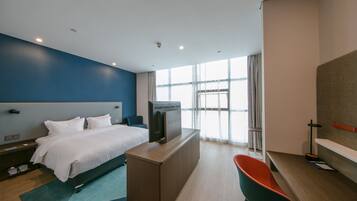 Escritorio, wifi gratis y ropa de cama