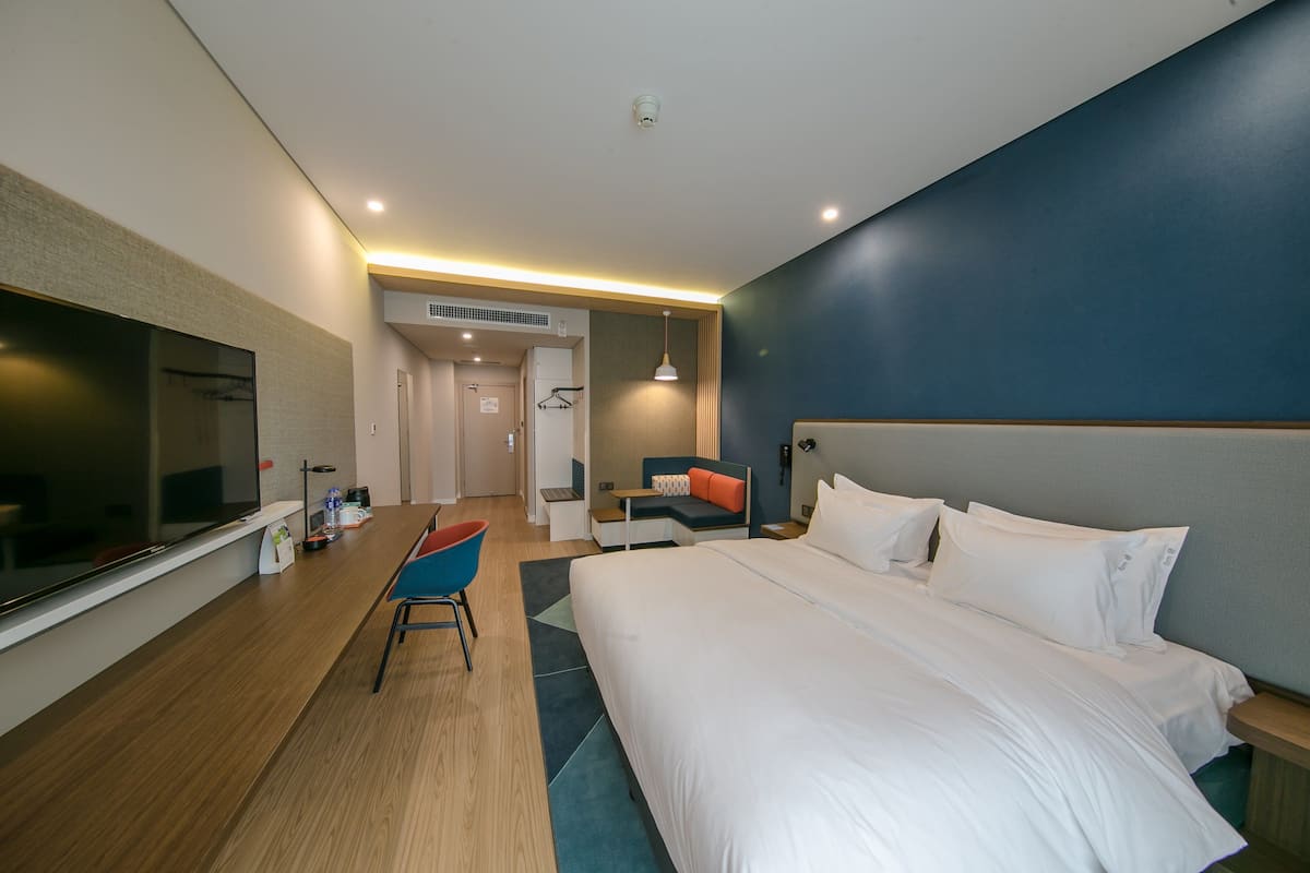 Desk, WiFi (free), bed sheets