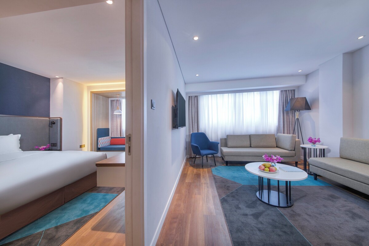Suite (Additional Living Area Top Floor) | Minibar, in-room safe, desk, blackout drapes