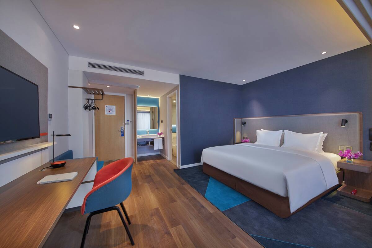 Habitación estándar, 1 cama King size | Minibar, caja de seguridad en la habitación y escritorio