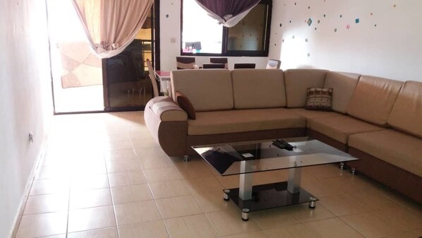 Comfort Apartment, 3 Bedrooms, Non Smoking | Living area