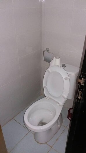 Appartement Confort, 3 chambres, non-fumeurs | Salle de bain | Douche, douche à « effet pluie », articles de toilette gratuits