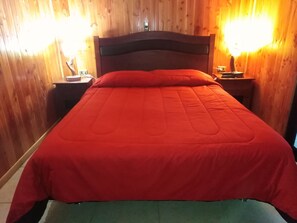 Holzhütte, 3 Schlafzimmer, eigenes Bad, Poolseite | 3 Schlafzimmer, individuell eingerichtet, Bettwäsche