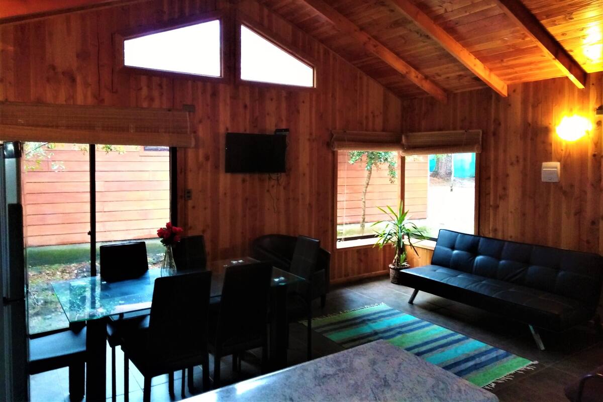Holzhütte, 3 Schlafzimmer, Küche | Wohnbereich | 25-Zoll-Smart-TV mit Satellitenempfang, Fernseher, Kamin