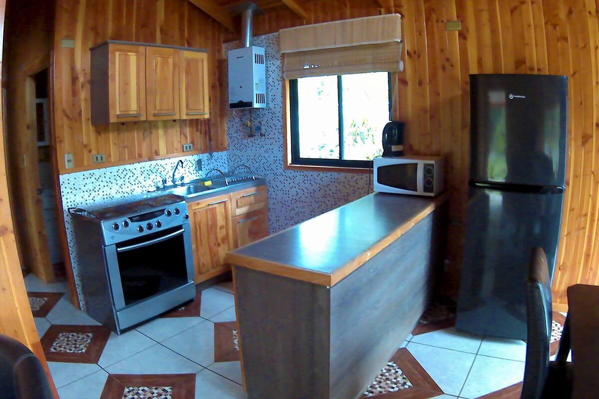 25-Zoll-Smart-TV mit Satellitenempfang, Fernseher, Kamin