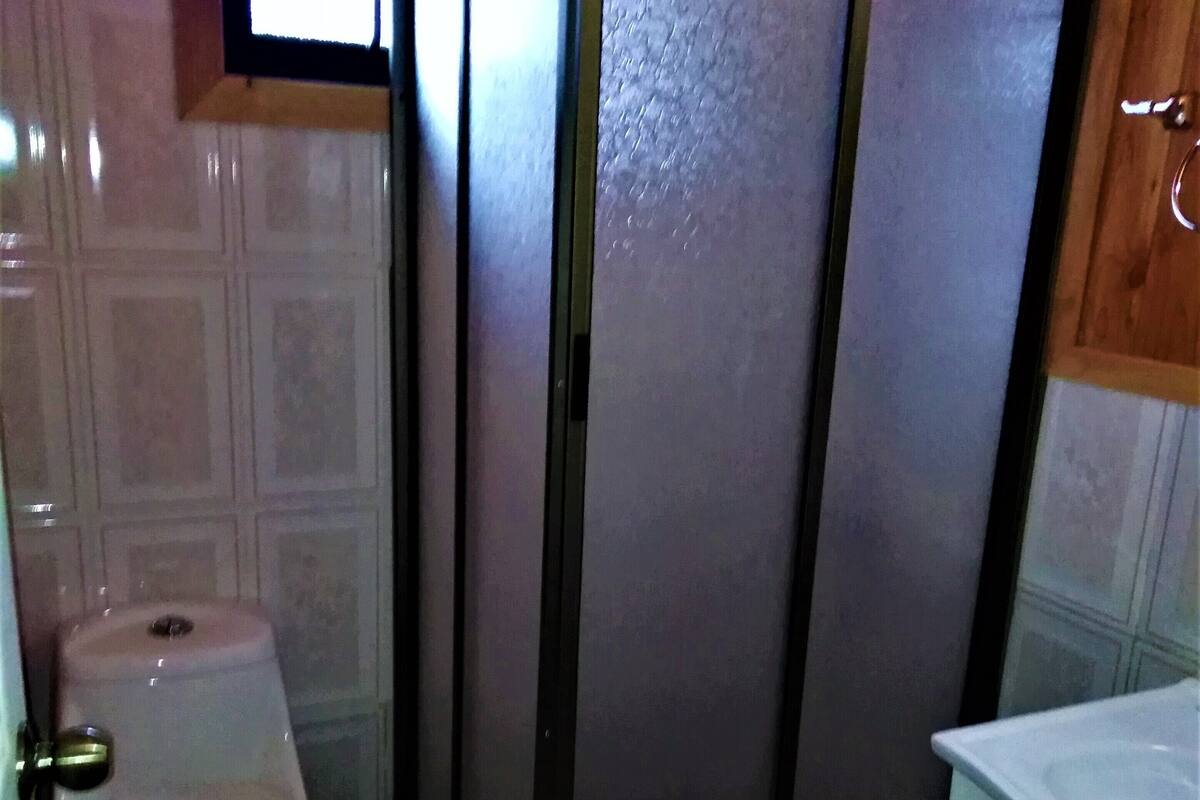 Holzhütte, 3 Schlafzimmer, Küche, Gartenblick | Badezimmer | Dusche, Regendusche, Handtücher, Seife