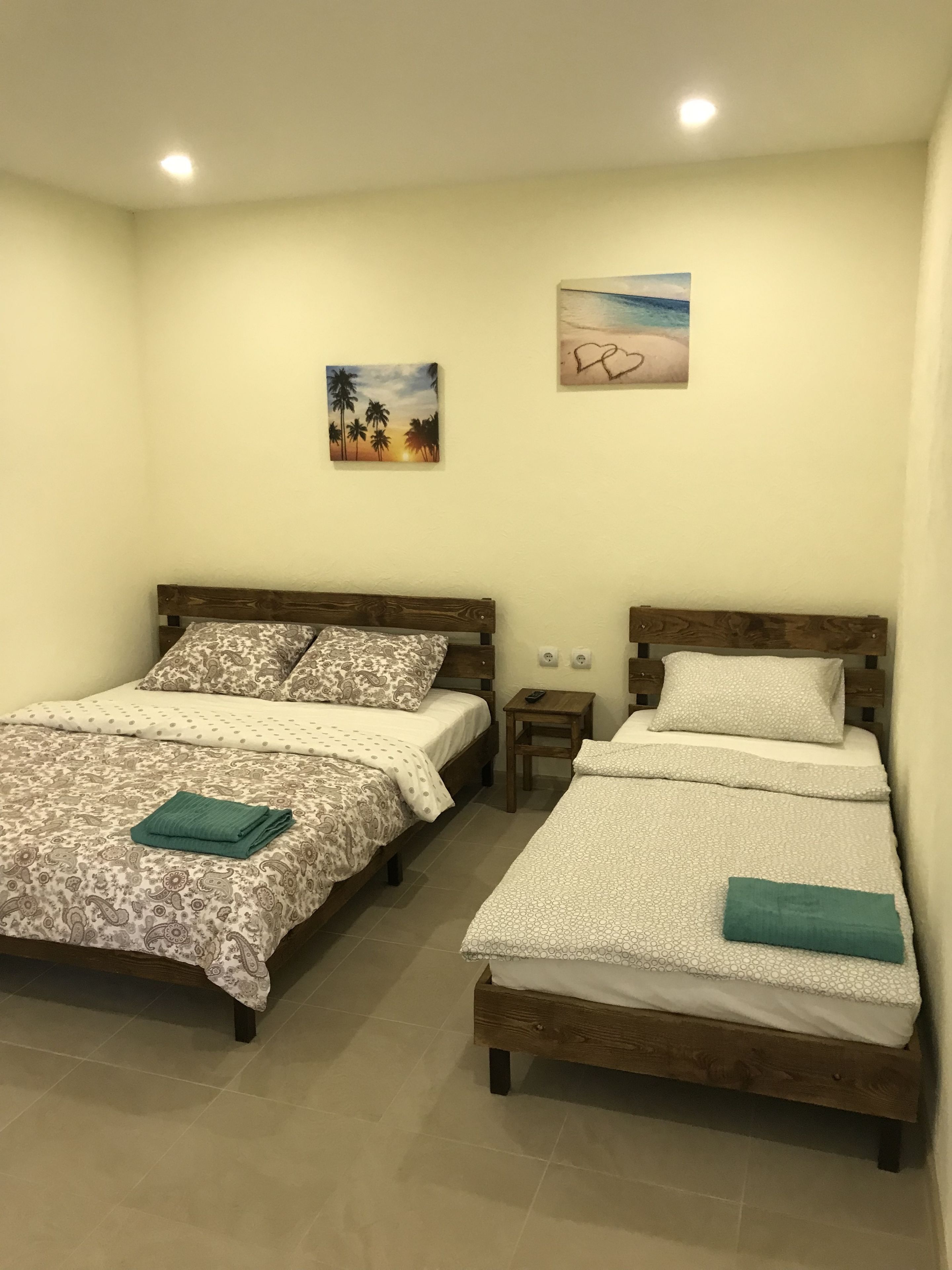 Chambre Triple Supérieure | Bureau, lits bébé (gratuits), lits pliants/supplémentaires