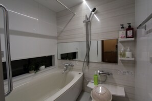 Private Vacation Home | Bathroom