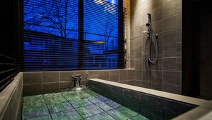 Hirafu Woods House 4 Bedroom | Bad