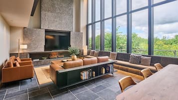 Sekka Kan Apartment 4 Bedrooms | Zona de estar | Una televisión de pantalla plana, Netflix, un reproductor de DVD