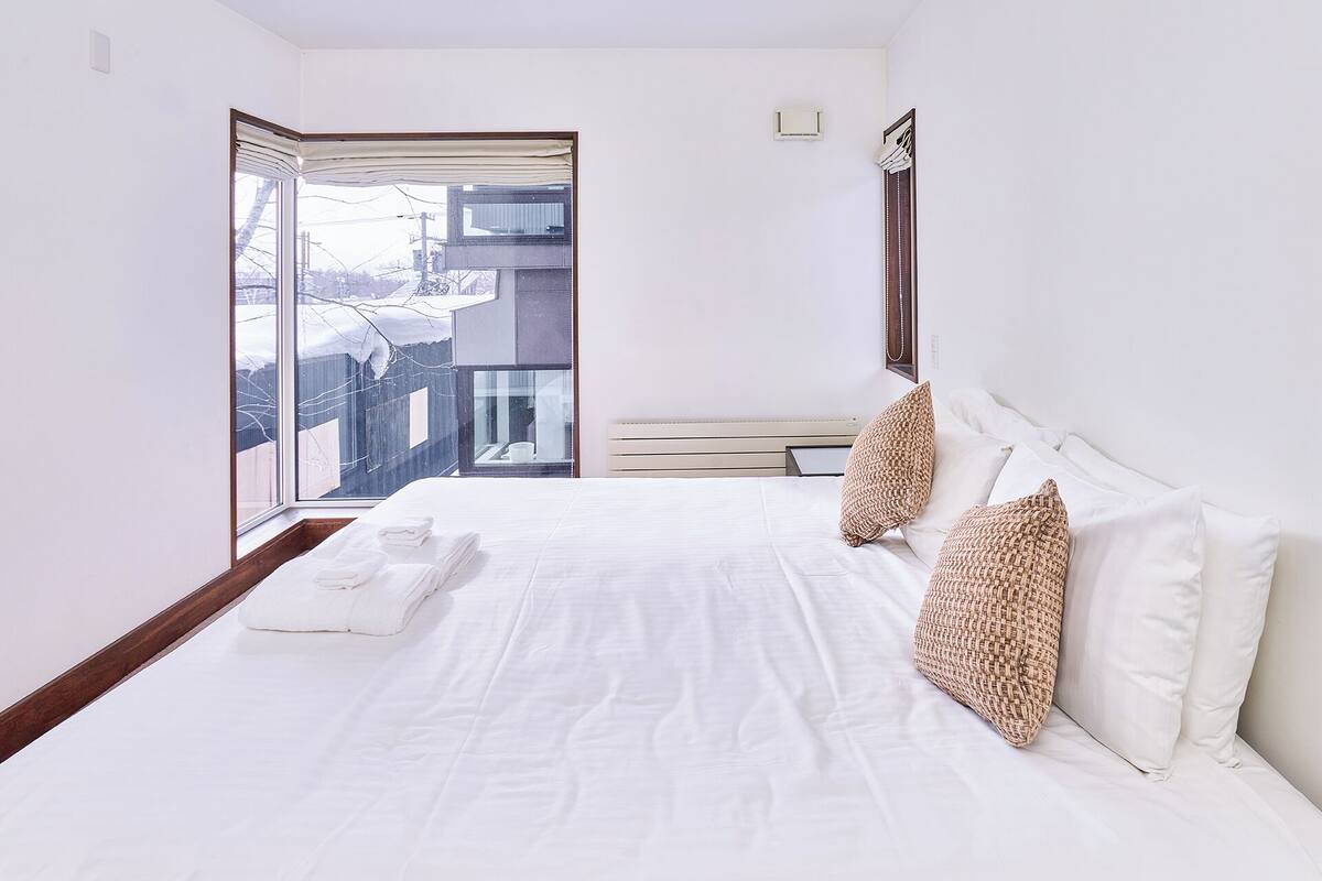 Miyuki House 5 Bedrooms | Brankas, kedap suara, setrika/meja setrika, dan Wi-Fi gratis