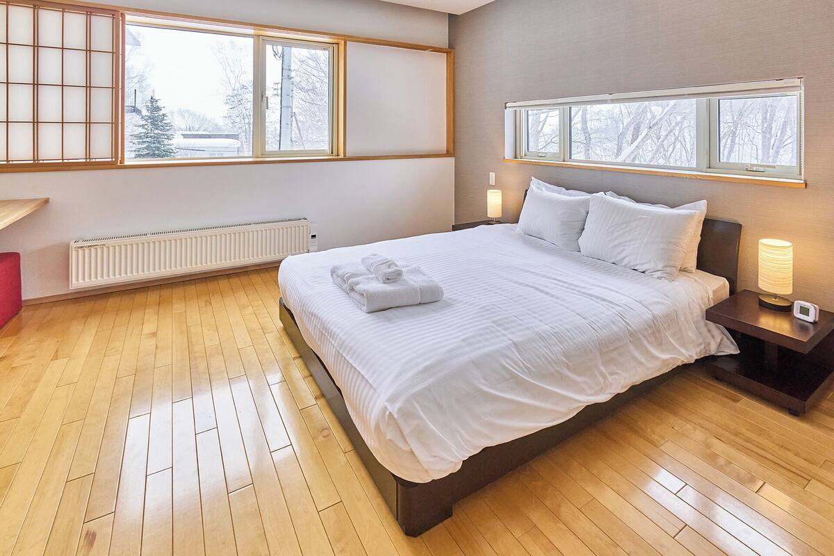 J House 4 Bedrooms | Brankas, kedap suara, setrika/meja setrika, dan Wi-Fi gratis