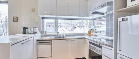 Horizon Townhouse 3 Bedrooms | Eget kök | KylskÄp, kaffe- och tebryggare, vattenkokare och brödrost