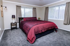 2 bedrooms, iron/ironing board, free WiFi, bed sheets - Quiet Napier Retreat, close to the off-road trails (Taradale)