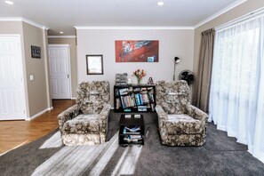 Interior - Quiet Napier Retreat, close to the off-road trails (Taradale)