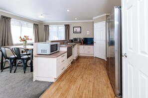 Fridge, microwave, oven, stovetop - Quiet Napier Retreat, close to the off-road trails (Taradale)