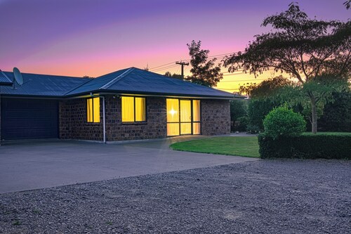Quiet Napier Retreat, close to the off-road trails