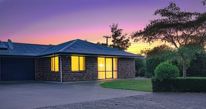 Quiet Napier Retreat, close to the off-road trails