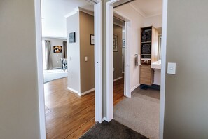 Interior - Quiet Napier Retreat, close to the off-road trails (Taradale)