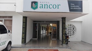 L'entrada de l'HOTEL ancor, amb un rètol que indica una atenció al detall tradicional.