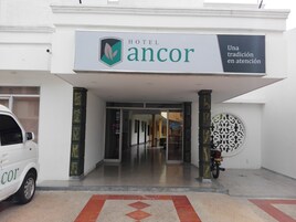 La entrada al HOTEL ancor con un cartel que indica una atención al detalle tradicional.
