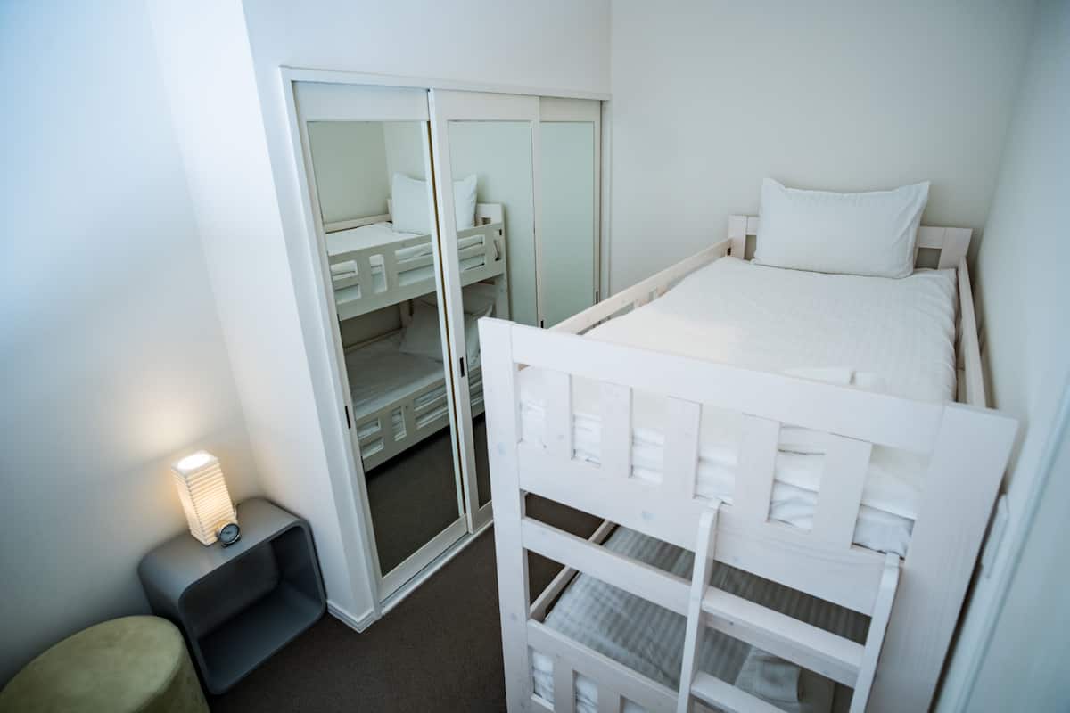 Deep Tracks Condo 3 Bedroom | Caja de seguridad en la habitación y insonorización