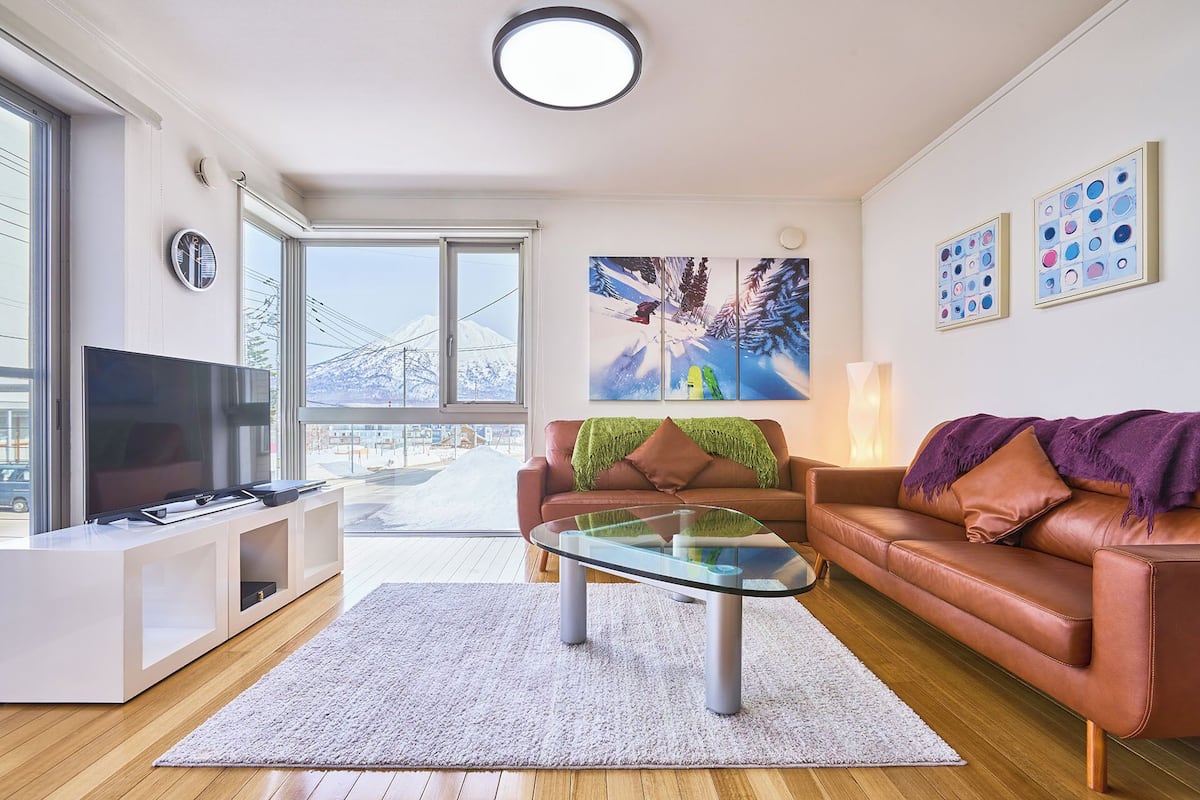 双人房或双床房 (Deep Tracks Condo 1 Bedroom) | 起居区 | DVD 播放器