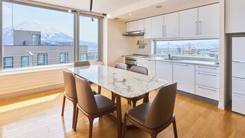 Yama Shizen Condo 3 Bedrooms Penthouse | Yksityinen keittiö | Jääkaappi, mikroaaltouuni, kahvin-/teenkeitin, vedenkeitin