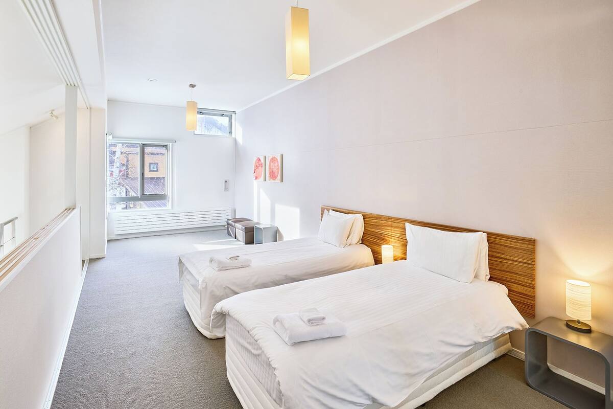 双人房或双床房 (Deep Tracks Condo 2 Bedroom) | 客房内保险箱、隔音、熨斗/熨衣板、免费婴儿床