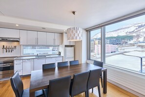 Yama Shizen Condo 2 Bedrooms Penthouse | 私人廚房 | 電冰箱、微波爐、咖啡機/沖茶器、電熱水壺