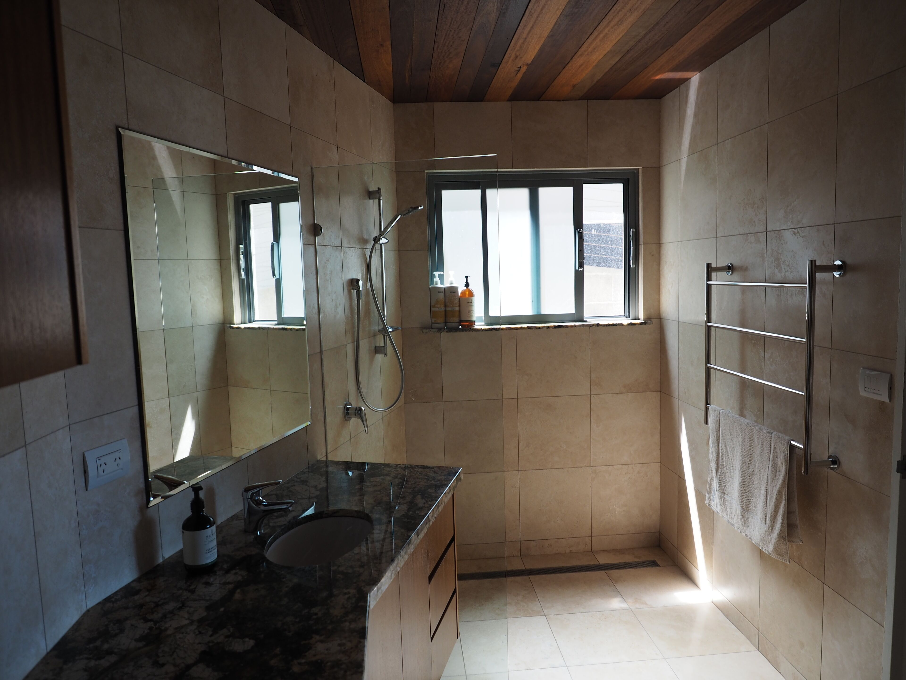 Douche, sèche-cheveux, serviettes fournies, savon