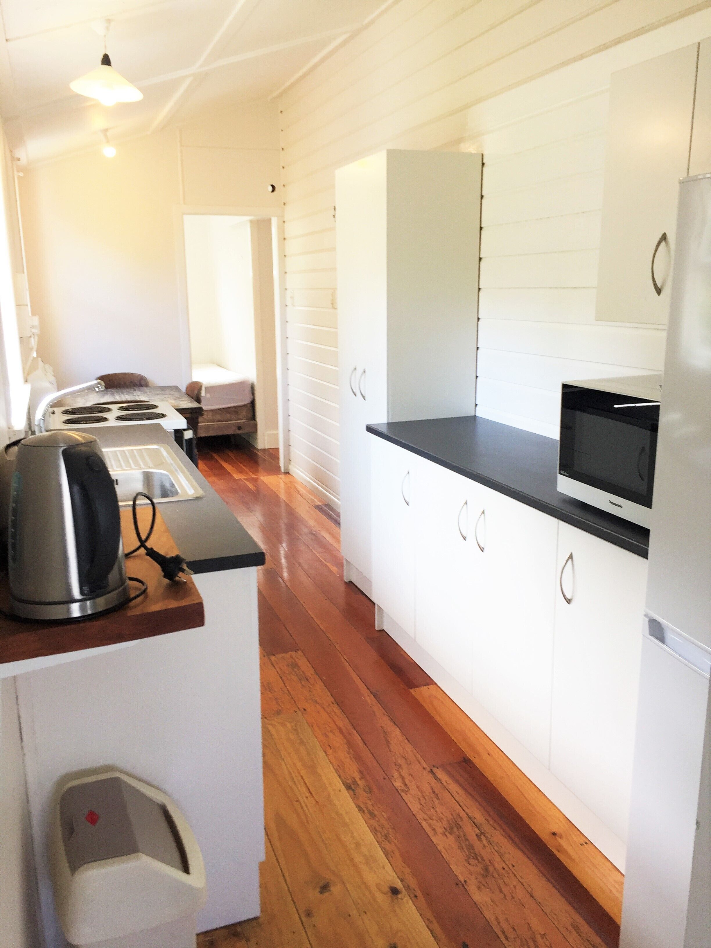 Refrigerador, microondas, horno y tetera eléctrica 