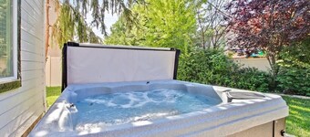Beautiful 5BR w/ Hot Tub + Pool Access! Sleeps 16