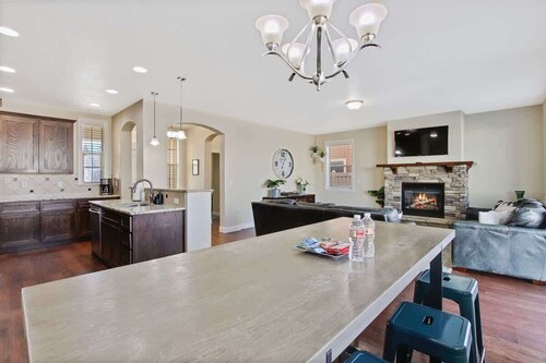 Beautiful 5BR w/ Hot Tub + Pool Access! Sleeps 16