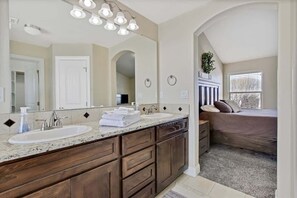 5 makuuhuonetta, silitysrauta/-lauta, vauvan matkasänky, Wi-Fi