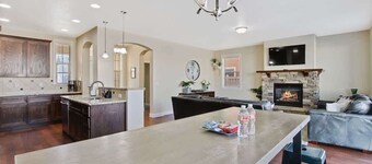 Beautiful 5BR w/ Hot Tub + Pool Access! Sleeps 16